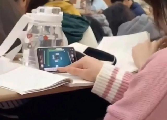 学生上课手机打游戏检讨书_学生上课手机打游戏检讨书_检讨书学生上课玩手机