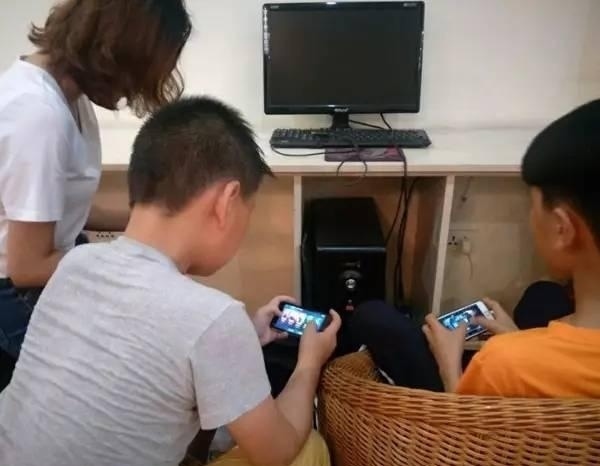 手机游戏监视着-手机游戏成瘾：挑战我们的行为和思维