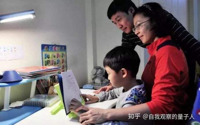 小孩子打游戏视频_手机游戏视频小孩玩_小孩玩手机视频素材