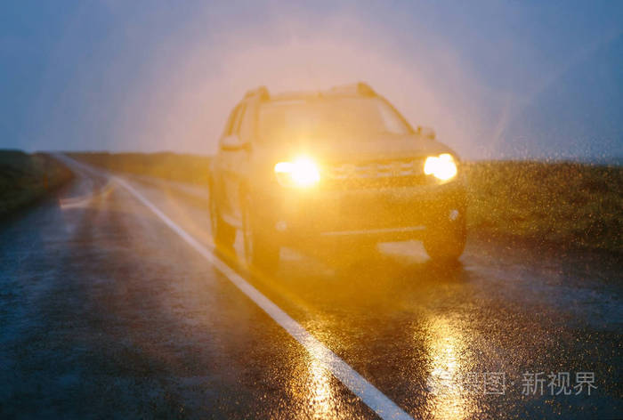 下雨天开车出去玩_下雨天在车上玩手机_什么手机游戏可以雨天开车