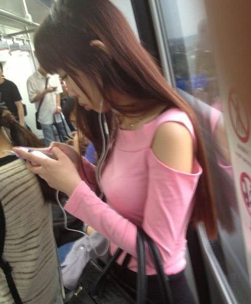 手机上玩游戏的妹子多吗_女生打游戏手机_女生在玩游戏