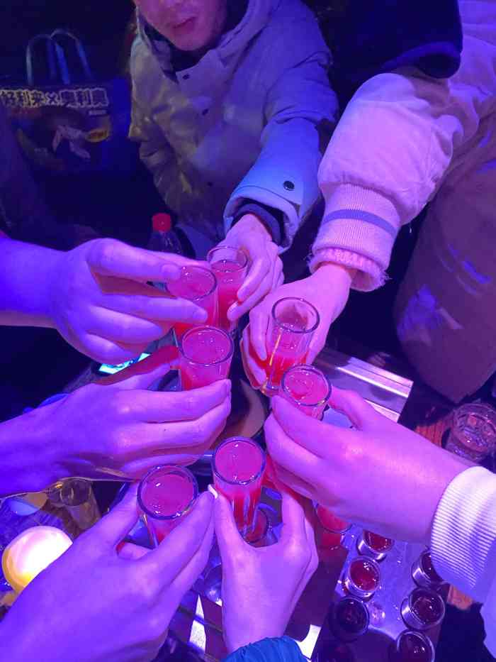 手机玩耍扑克游戏-手机玩扑克：随时随地享受紧张刺激的乐趣，忘却烦恼